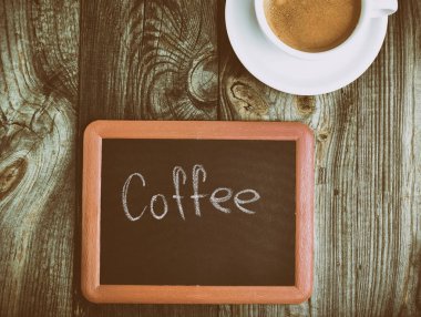 Siyah tebeşir tahtası gri yüzeyi, tebeşir kahve yazıt