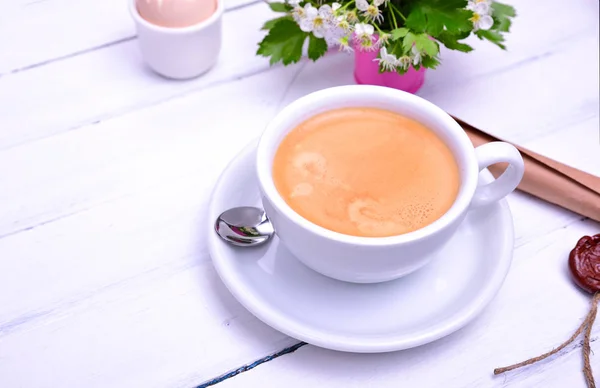 Taza con café sobre una superficie de madera blanca — Foto de Stock