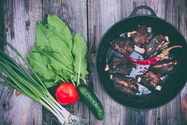 Kızarmış domuz kaburga ile siyah bir kızartma tavası