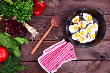 Siyah bir tavada kızarmış bıldırcın yumurtası 