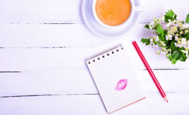 Kırmızı ruj bir öpücük izi ile not etmek