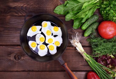 Bir tavada kızarmış bıldırcın yumurtası 