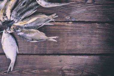 Kurutulmuş balık üzerinde bir ip bağladılar