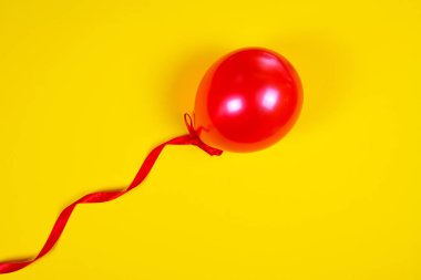 Kırmızı kurdele kırmızı balon