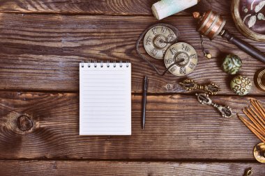 Boş kağıt defter ve Tibet dini müzik aletleri