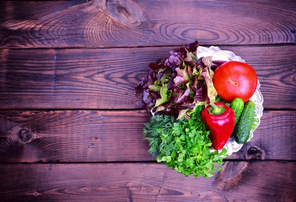 Свежие овощи и свежая зелень для салата — стоковое фото
