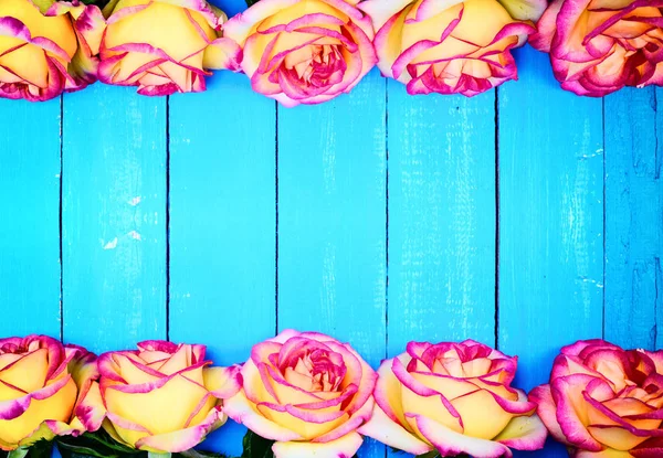 Žluté růže na modrém pozadí dřevěná — Stock fotografie