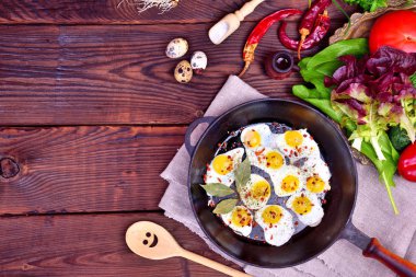 Baharat ile bir tavada kızarmış bıldırcın yumurtası