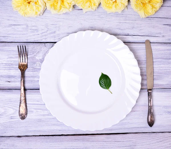 Piring putih kosong dan garpu logam dan pisau — Stok Foto