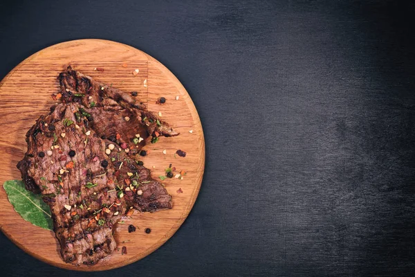 Trozo de carne a la parrilla con especias — Foto de Stock