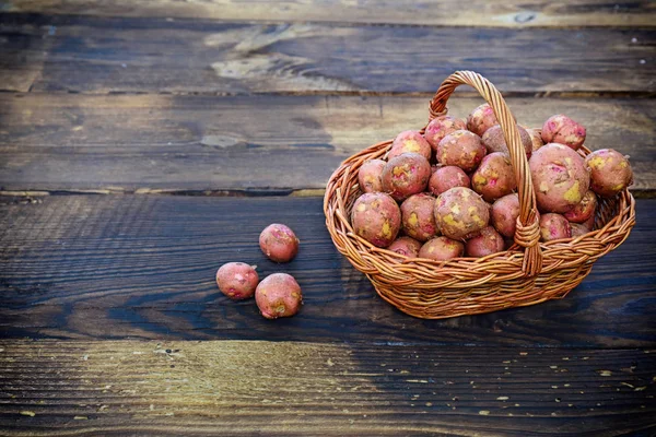 hasır sepet içinde Çiğ patates 