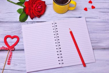 Beyaz ahşap zemin üzerinde üst üste açık defter