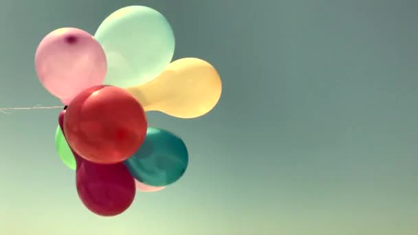 Multicolored balloons fly in the wind — Stock Video