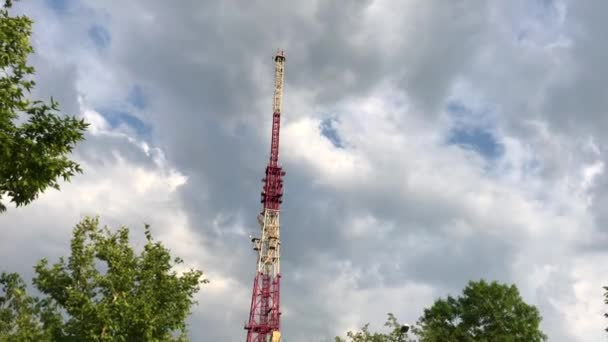 Bulutlar arka planda televizyon kulesi — Stok video