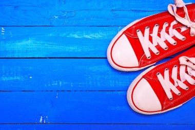 Bir çift parlak kırmızı Tekstil Ayakkabı 