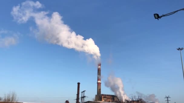 Fabriek fuming pijp op de achtergrond van blauwe hemel — Stockvideo