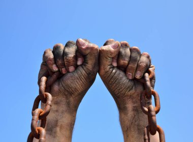 İki erkek el kaldırdı 