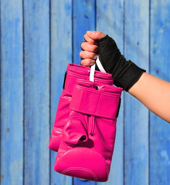 跆拳道在女性手中粉红色皮革手套 — 图库照片