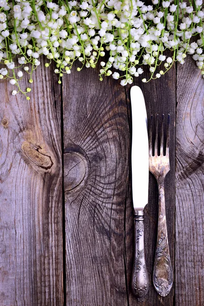 Tenedor de hierro y cuchillo sobre un fondo de madera gris — Foto de Stock