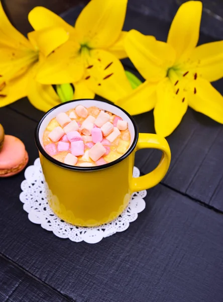 Cocoa minum dalam cangkir kuning dengan marshmallow — Stok Foto