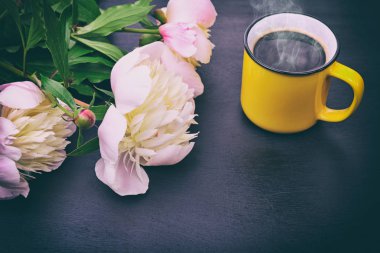 Sarı bir kupa sade kahve 