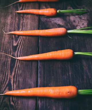 Kahverengi bir arka plan üzerinde taze havuç