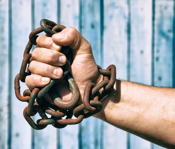Prawą ręką człowieka jest pakowane w łańcuch żelazo — Zdjęcie stockowe