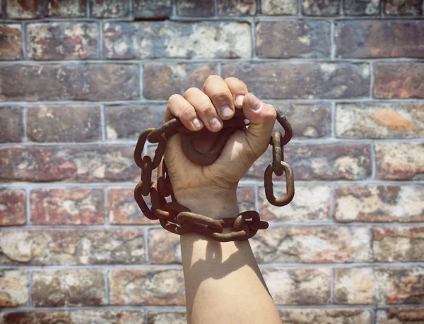 La mano dell'uomo è avvolta in una catena metallica — Foto Stock