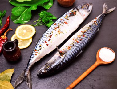 uskumru baharat siyah ahşap zemin içinde