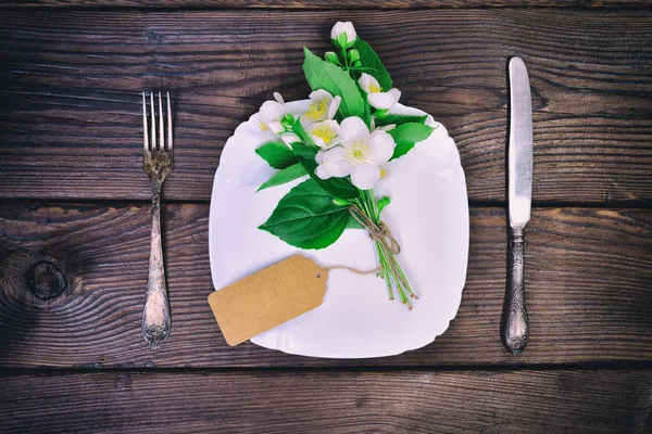 Beyaz sac ve metal çatal bıçak takımı 