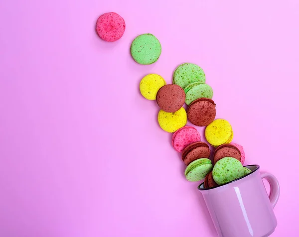 Macarons em um fundo rosa — Fotografia de Stock