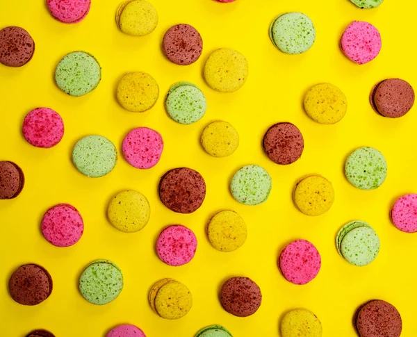 Macarons pâtissiers colorés sur fond jaune — Photo