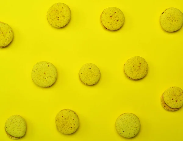 Macarons sur fond jaune — Photo