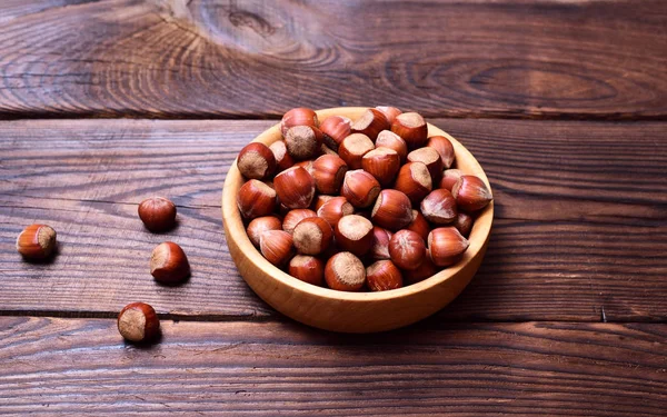 Орех в деревянной тарелке — стоковое фото