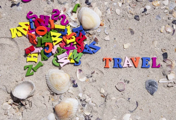 Viagem palavra é composta de pequenas letras multicoloridas — Fotografia de Stock