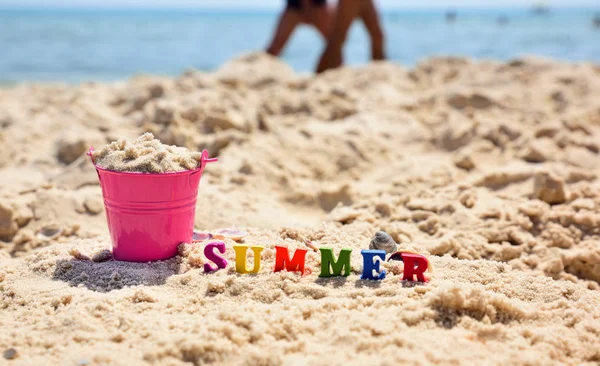 Inschrift Sommer auf dem Sand vor dem blauen Meer — Stockfoto