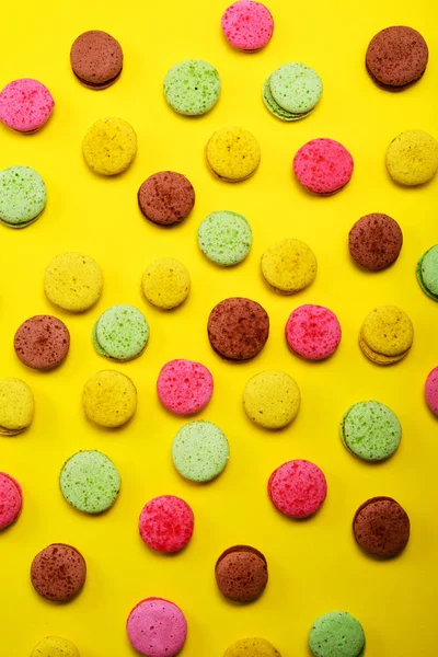 Biscuits aux amandes colorées sur fond jaune — Photo