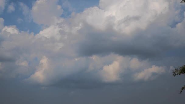 Nuages moelleux avant la pluie 