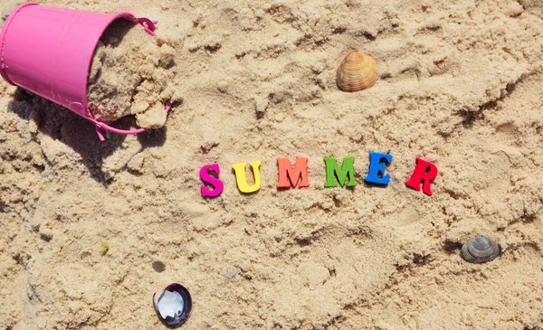 Palavra verão de letras de madeira multicoloridas — Fotografia de Stock