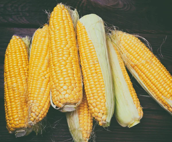 Costelas de milho descascadas com grãos amarelos — Fotografia de Stock