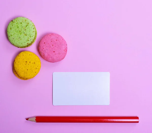 Feuille de papier vierge et crayon rouge — Photo