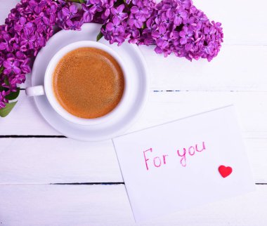 Fincan sade kahve ve bir daire ve beyaz kağıt zarf