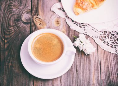 Fincan sade kahve ve daire 