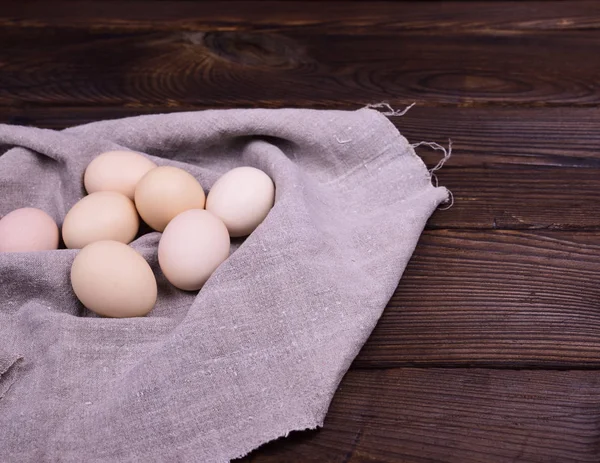 Сырые куриные яйца на серой салфетке — стоковое фото