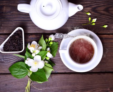 Sıcak siyah çay beyaz Kupası ve daire 