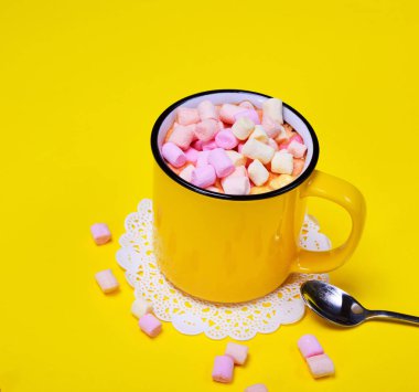 Kupa kakao bir içki ve bir çok renkli hatmi parçaları ile 