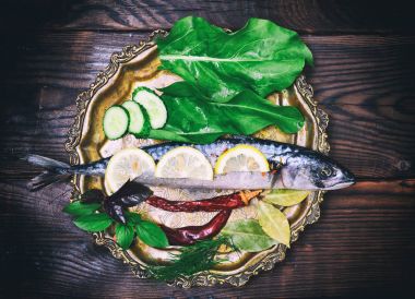 Tüm çiğ balık uskumru bir demir plaka üzerinde