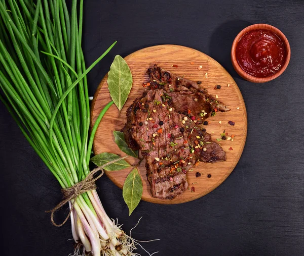 Auf einem gegrillten Stück Kalbfleisch gebraten — Stockfoto