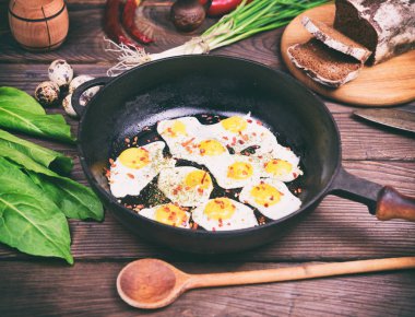 Siyah bir tavada kızarmış yumurta 