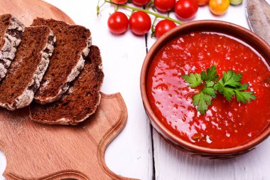 Taze kırmızı domates gazpacho çorbası 